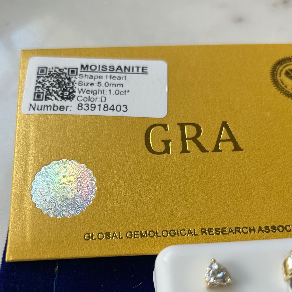 Luxury Moissanite Diamond gold Heart stud‎ Earrings - Picture 6 of 8